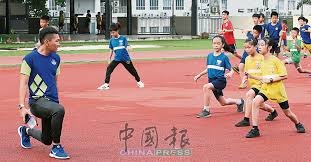 伊涅斯塔，你会选择哪一个？ 来源：每日体育报