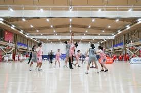 英超再出名画面：铁头功不敌金刚肘！ 加布：你干嘛呢？练铁头功吗？还假装受伤了呀？